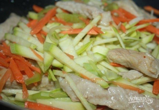 Ингредиенты для «Лапша со свининой и овощами»: