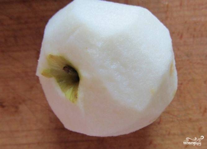 3. Очищаем яблоки от кожуры. Если готовите детям до года, лучше берите яблоки зеленые.