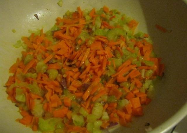 Мелко нарезаем морковь и сельдерей, добавляем их на сковороду и обжариваем 3-4 минуты.