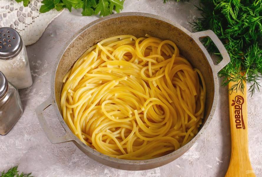Отварите спагетти в воде примерно 8-10 минут, посолив ее. Можно использовать и другие виды макарон, отваривая их согласно инструкции на упаковке.
