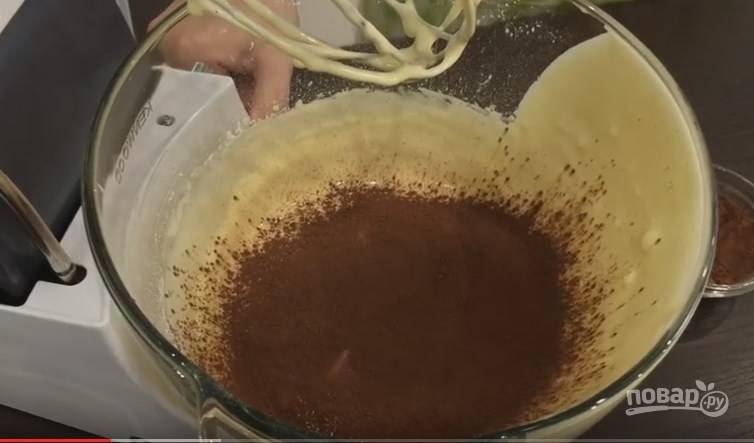 3. Разделите тесто на 2 части, в одну из них добавьте какао и перемешайте. 
