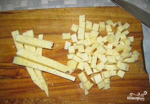 В качествен сыра идеально подойдет любой вариант из твердых сортов (Голландский, Российский и т.п.). Сыр режем такими же кубиками, как и предыдущие ингредиенты. 