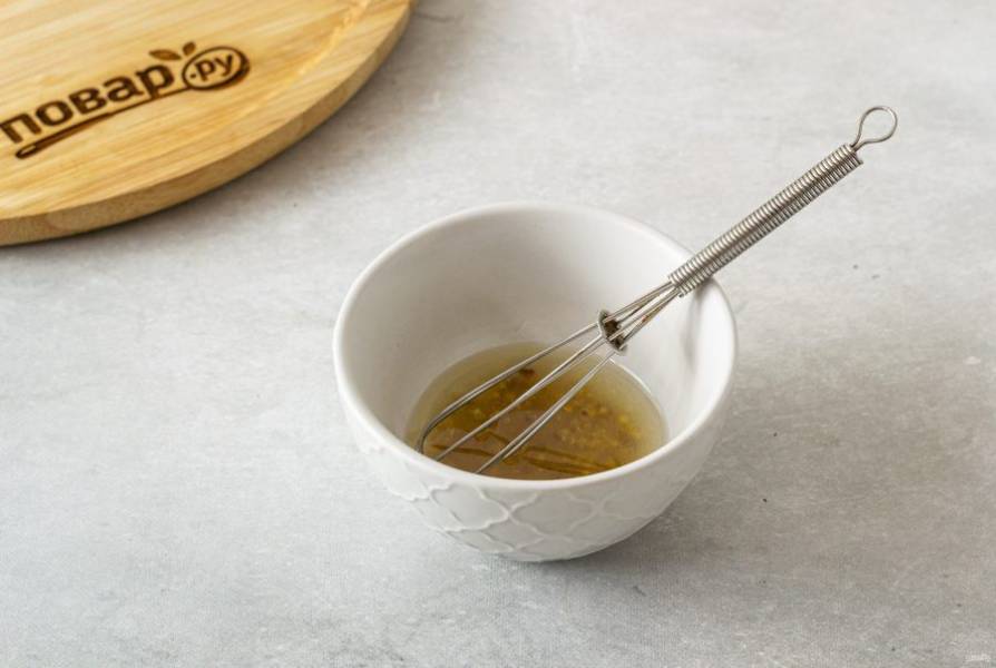 Для заправки смешайте оливковое масло, горчицу с хересным уксусом и сиропом топинамбура до состояния однородной эмульсии. Приправьте солью и перцем.