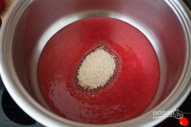 9. Вылейте в сотейник, добавьте по вкусу сахар (если ягоды сладкие, то можно обойтись и без сахара). Прогрейте на медленном огне, помешивая. 
