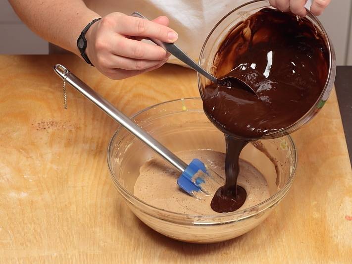 Осторожно добавьте растопленный шоколад.