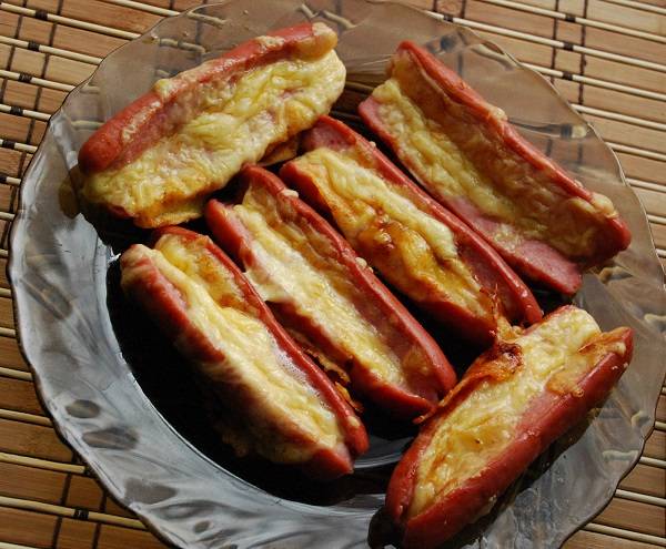 Сосиски с сыром в тесте в духовке — пошаговый рецепт с фото