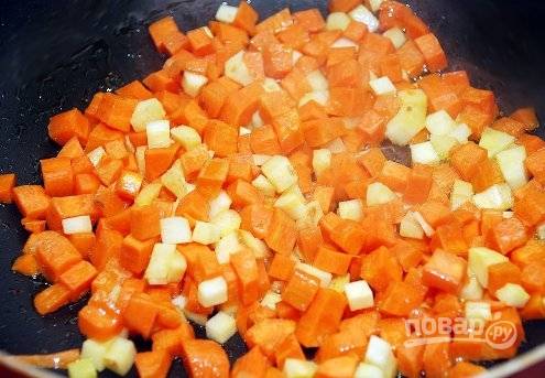 Затем обжариваем на растительном масле пастернак и морковку, нарезанные мелкими кубиками.