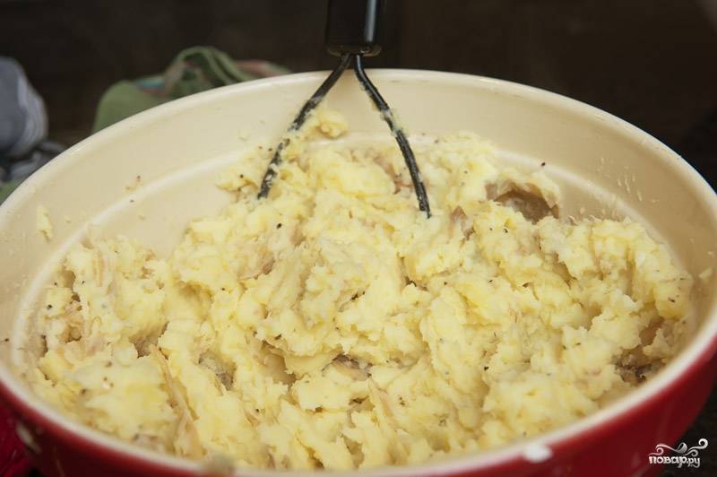 Разомните картофель и пастернак толкушкой и влейте молоко (регулируйте количество влитого молока, в зависимости от предпочитаемой вами консистенции).