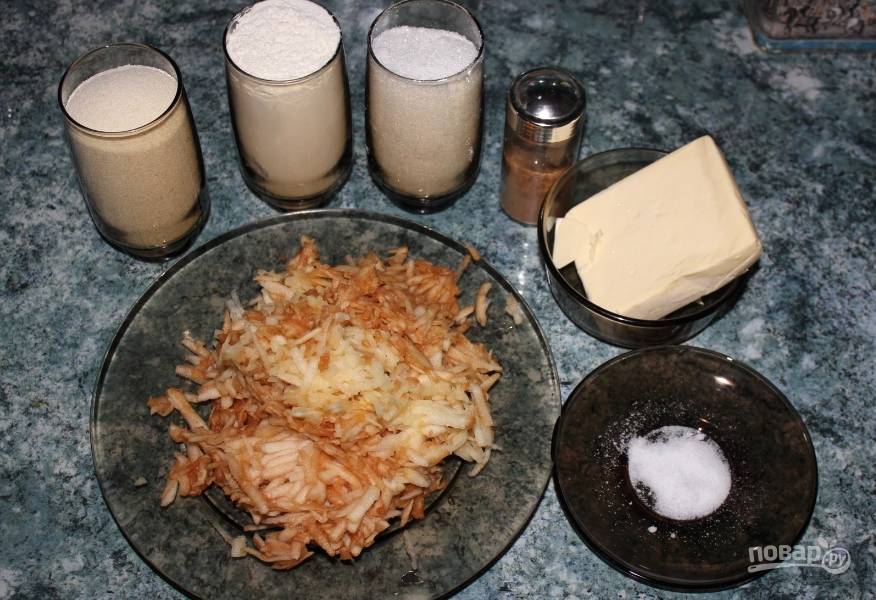 1. Итак, вот наши ингредиенты. Нам нужно смешать отдельно муку, манку, сахар и разрыхлитель, а отдельно — тертые яблочки и корицу. 