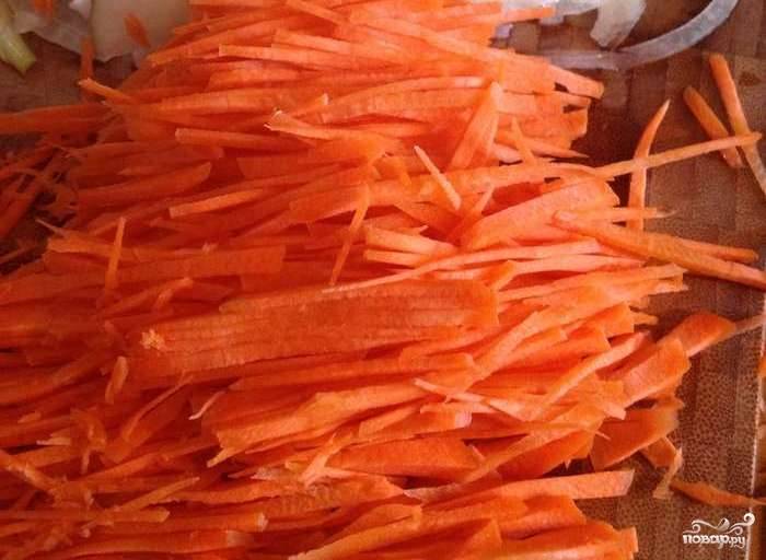 Все овощи помойте и почистите. Морковь, огурец и перец нашинкуйте тонкой соломкой. Лук нарежьте полукольцами. Чеснок измельчите.