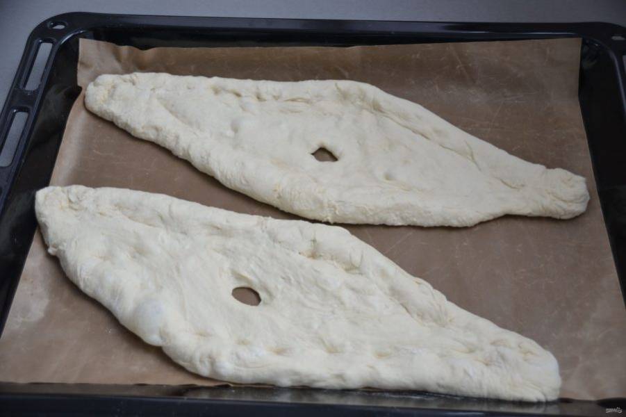 Выложите заготовки на лист для выпечки, в это время прогрейте духовку до 250 градусов, выпекайте хлеб 15-20 минут.