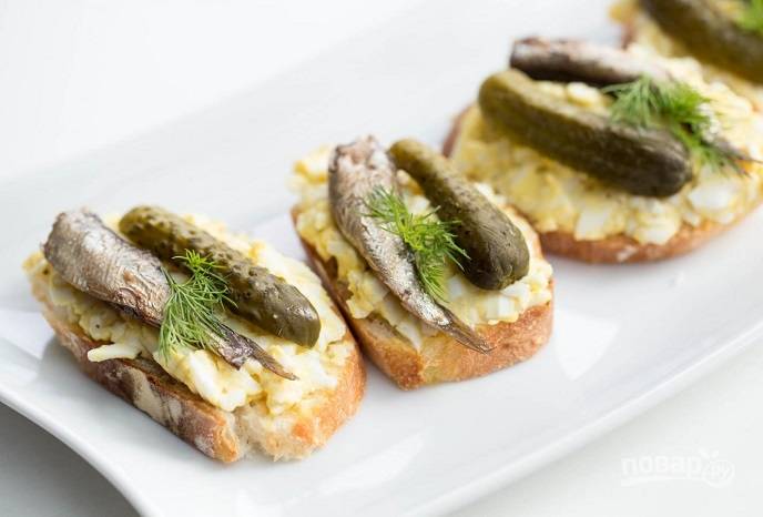 Бутерброды со шпротами и соленым огурцом рецепт – Европейская кухня: Сэндвичи. «Еда»