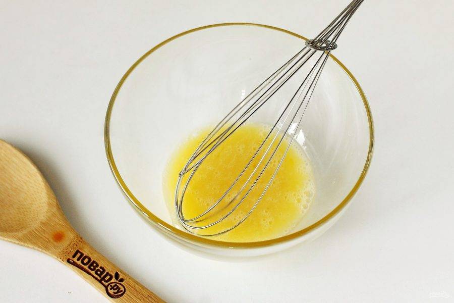 В глубокой миске взбейте яйцо с 0,5 ч.л. соли.