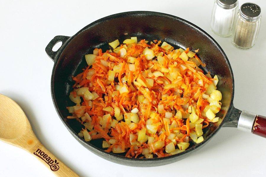 Лук нарежьте кубиками, морковь натрите на терке. Обжарьте овощи на растительном масле до готовности.