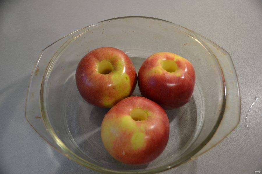 Возьмите для запекания три средних яблока. Запечь их можно в духовке, а можно в микроволновой печи в течение 5-6 минут. Для этого удалите сердцевинки и накройте крышкой.