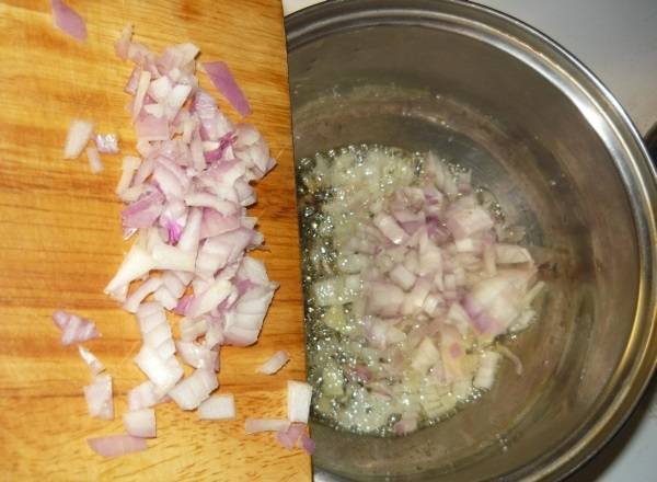 5. Выложите лук в сковороду и обжарьте. 