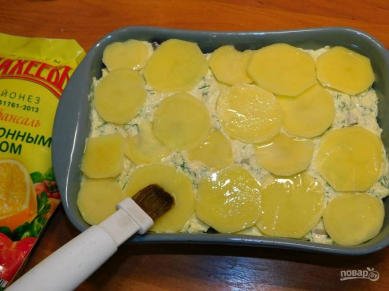 Затем выложите все слои повторно.  Верх закройте слоем картофеля, который смажьте  оливковым маслом. Поставьте в духовку при 200 градусах на 40-50 минут.