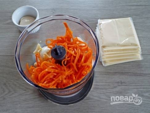 В чашу блендера перекладываем яйца, твердый сыр, морковку и чеснок.