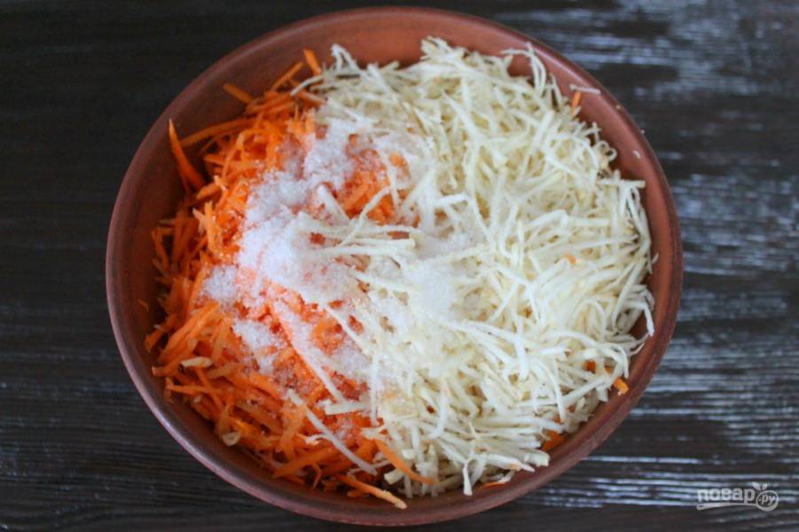 Картофельный салат с сельдереем и корейской морковкой