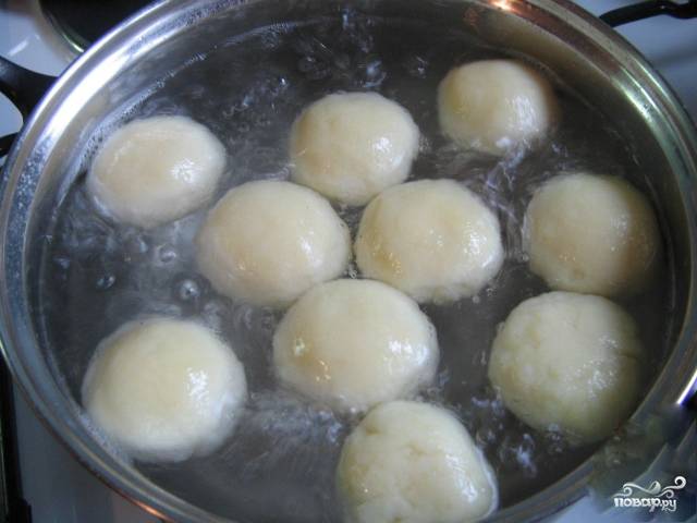 5. Кастрюлю с водой поставьте на плиту. Когда вода закипит, добавьте картофельные кнели с брынзой. Варите примерно 5 минут.