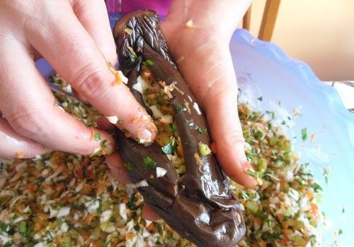 7. Теперь каждый баклажан фаршируем настоявшейся начинкой, и выкладываем в банку.