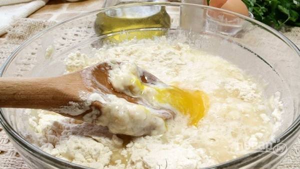 Муку смешайте с кефиром, маслом, яйцом, разрыхлителем, солью и сахаром.