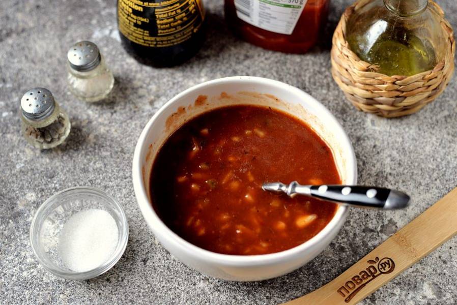 Понемногу подливайте холодную кипяченую воду, разведите соус до желаемой густоты. Теперь попробуйте его на вкус, добавьте при необходимости соль и черный молотый перец. 