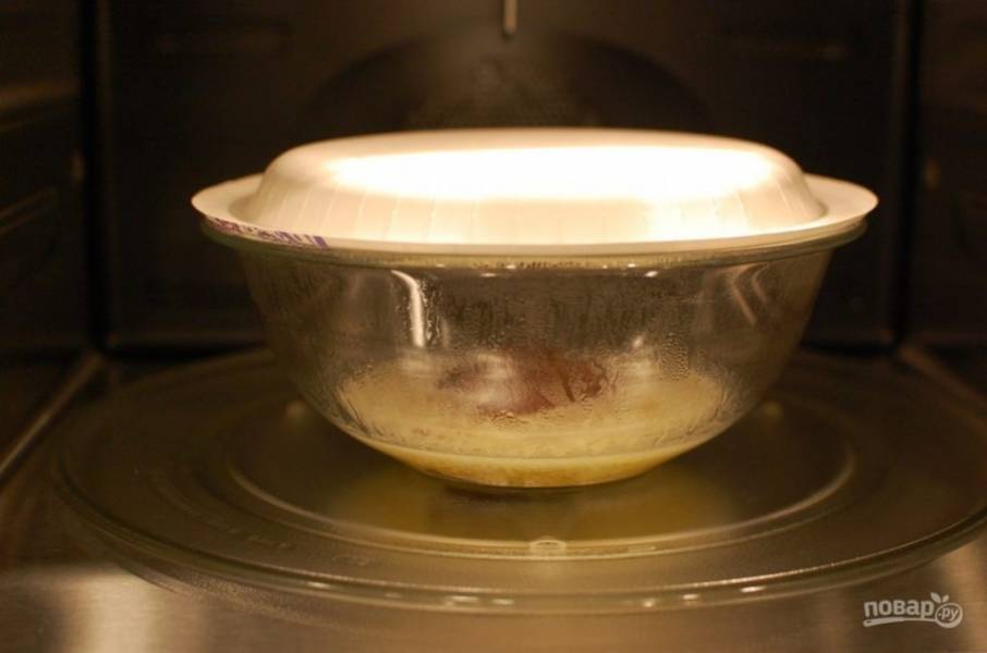 2.	В миску выложите Нутеллу, добавьте сливочное масло и отправьте в микроволновку на 1 минуту, обязательно накройте тарелкой.
