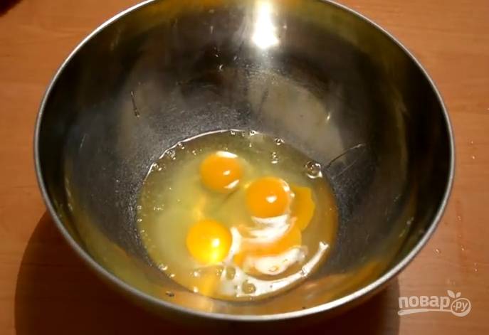 1. Яйца разбейте в миску, добавьте щепотку соли и начните взбивать миксером на небольшой скорости. 