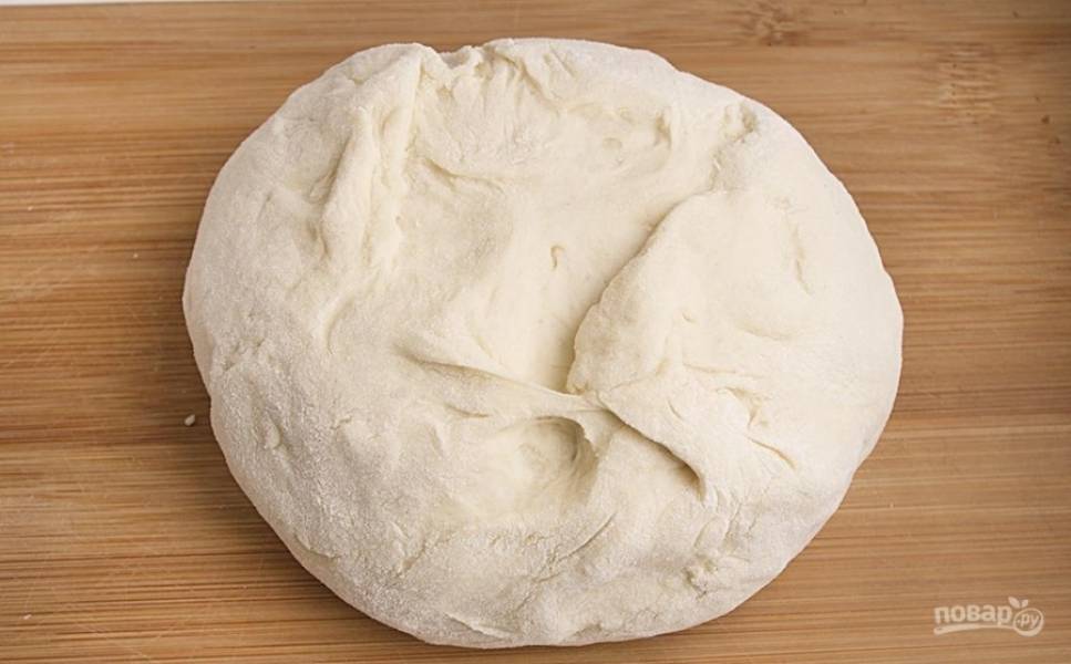 6.	Для простоты и быстроты приготовления использую уже готовое дрожжевое тесто, его хватит на 2 пиццы.