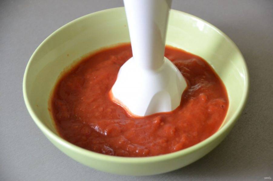 Измельчите блендером томаты без кожицы в собственном соку, лучше брать готовую "томатную польпу" или "пассату".