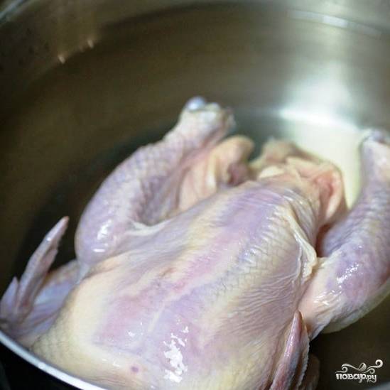 Заливаем курицу холодной водой, ставим на быстрый огонь, доводим до кипения, после чего сбавляем огонь и варим до мягкости курицы (в общей сложности - около 40 минут).