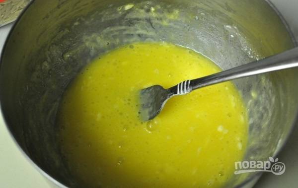2. В глубокой мисочке соедините яйца, 2 чайные ложки кукурузного крахмала и столько же растительного масла. Добавьте соль и перец по вкусу. Все тщательно перемешайте.  