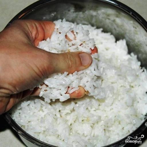 Рис необходимо отварить до готовности, затем добавить в него ложку масла и перемешать. Это делается для того, чтобы рис не слипся.