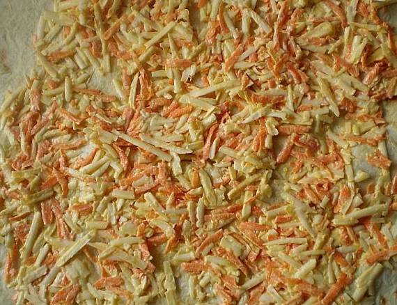 Раскладываем на столе лаваш. Ровным слоем выкладываем морковно-сырную начинку.