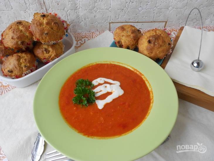 Подавайте томатный суп со сметаной и зеленью, а также с пампушками. Приятного аппетита!