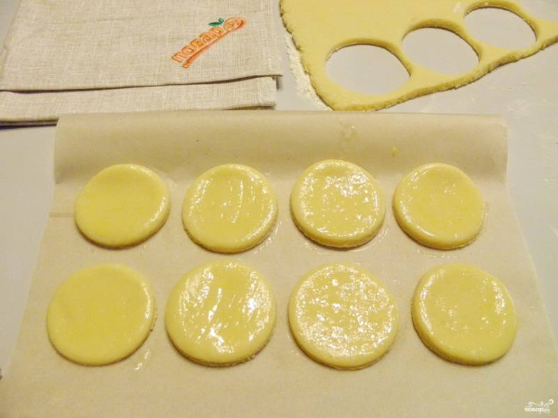 Взболтайте второй яйцо и с помощью кисточки смажьте верх коржиков. Отправьте в горячую духовку на 10-12 минут. Выпекать лучше всего на силиконовом коврике или пергаменте.