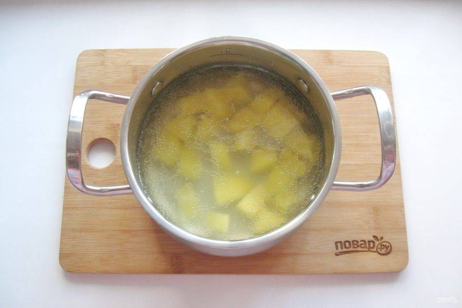 Сварите куриный бульон. Картофель очистите, помойте и нарежьте кубиками. Выложите в кастрюлю и залейте куриным бульоном. Поставьте на плиту и начинайте варить суп.