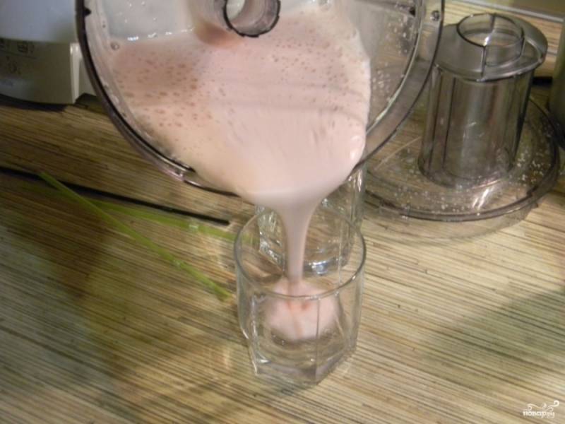 Разлейте получившийся молочный коктейль по стаканам, украсьте соломинками и подавайте. 