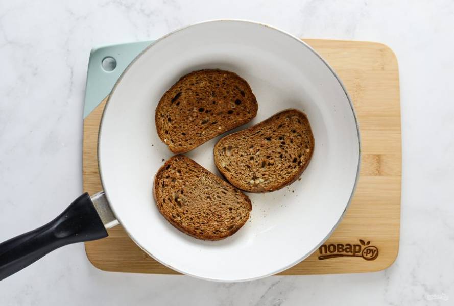 Подсушите хлеб на сухой сковороде до румяной корочки.