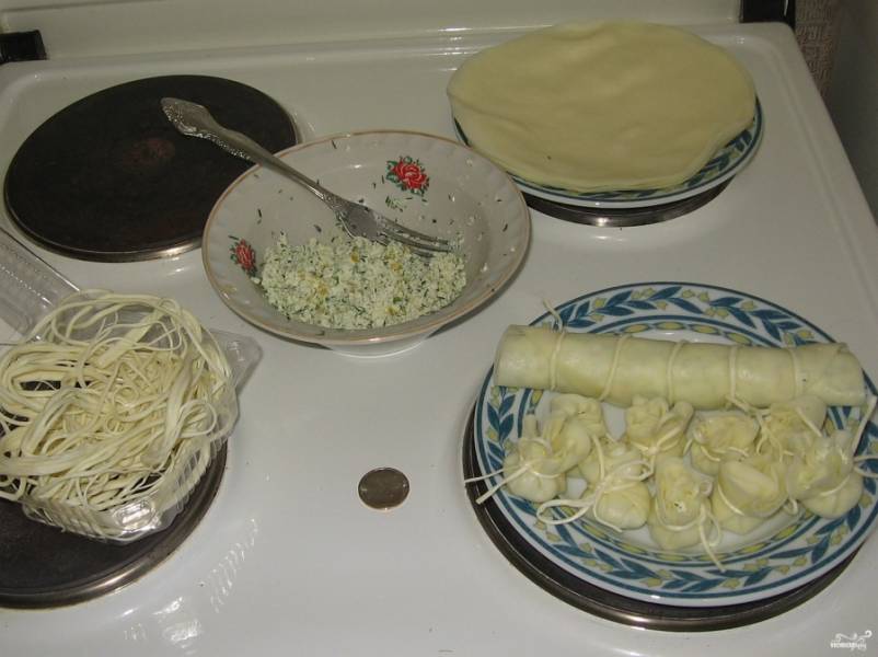 2. Теперь - на каждый сырный блин сулугуни выкладываем немного начинки, и завязываем "мешочек" тонкими ленточками сыра чечил. Корзинки отправим в разогретую до 200 градусов духовку. 