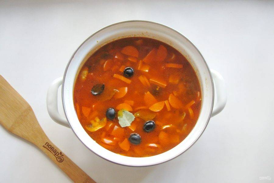 Варите солянку 10 минут. В готовый суп выложите маслины.
