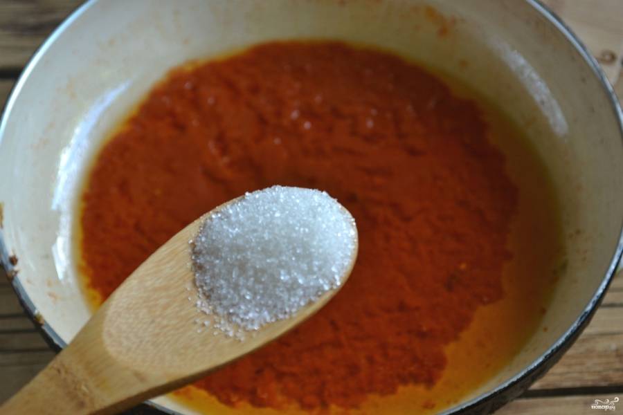 В сковороде разогрейте подсолнечное масло. Добавьте томатный сок. Если используете томатную пасту, то влейте немного воды. Всыпьте соль и сахар, размешайте и тушите примерно 10 минут.
