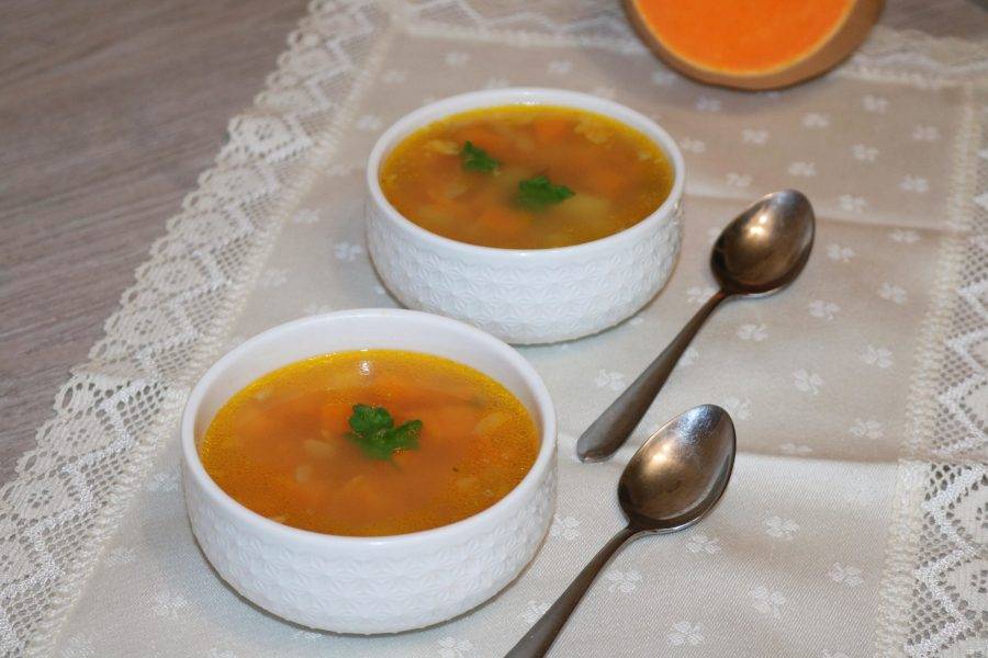 Разлейте суп по тарелкам и подавайте к столу.