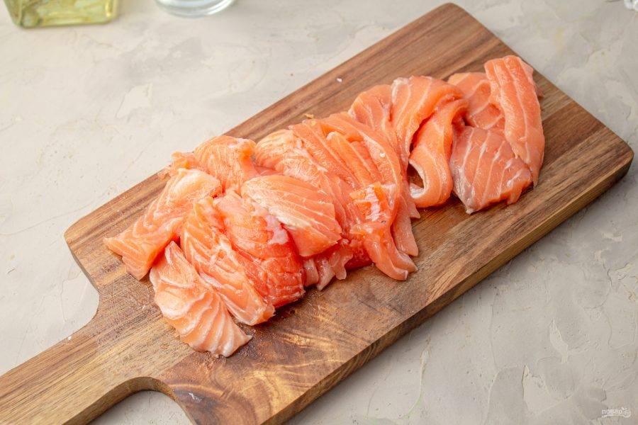 С филе лосося снимите кожу и удалите все косточки. Нарежьте рыбу тонкими ломтиками.