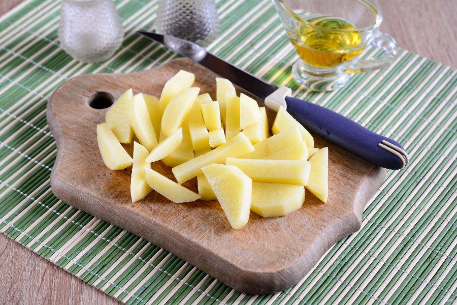 2. Почистите и нарежьте картофель брусочками.