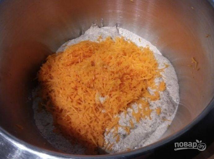 Смешайте стартер и бигу, добавьте натертую на терке морковь, вымешайте тесто.