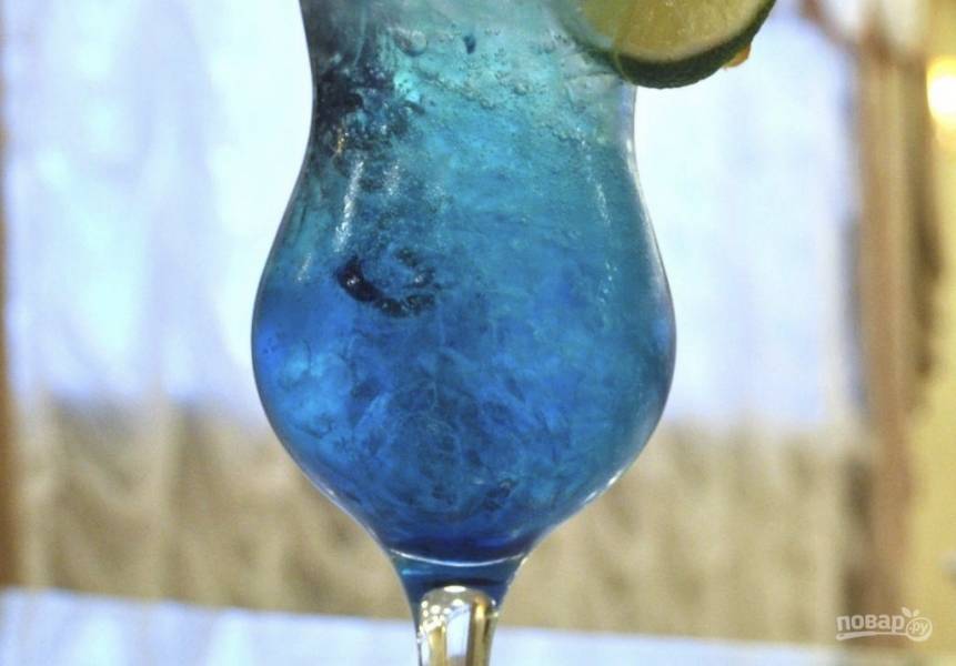 Алкогольный напиток голубого цвета