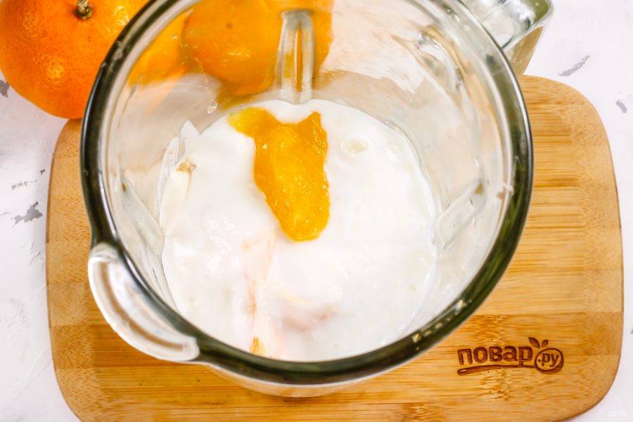 Влейте в чашу блендера молоко и йогурт, добавьте цветочный мед или замените его сахарным песком, джемом или вареньем.