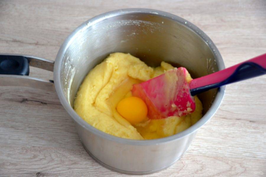 Вливайте в тесто по одному яйцу, тщательно вмешивая каждое яйцо. Каждое последующее яйцо вливайте только тогда, когда полностью вмешаете предыдущее.